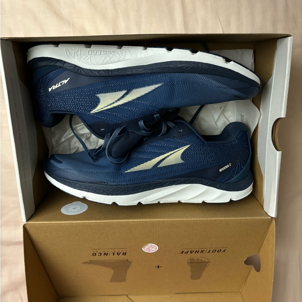 Men’s Altra Rivera 2 Size 9 in Navy NWT
